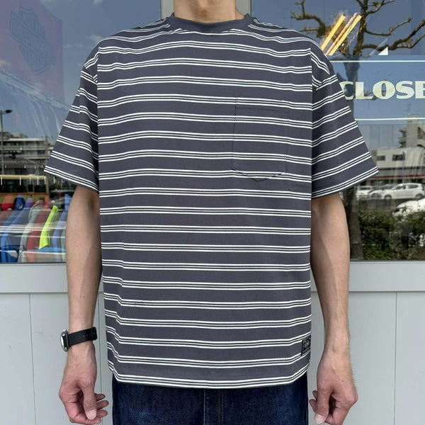 BIGMIKE - DOUBLE BODER SUNGLASSSE POCKET S/S TEE - CHACOAL×WHITE