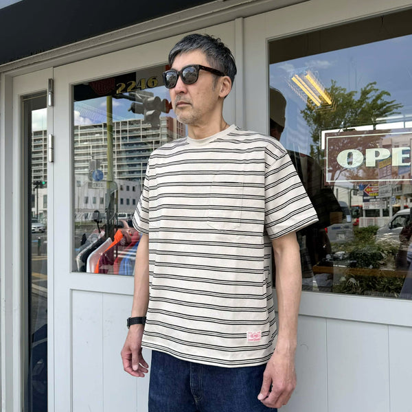 BIGMIKE - DOUBLE BODER SUNGLASSSE POCKET S/S TEE - SAND×BLACK