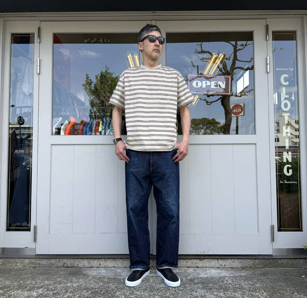 BIGMIKE - DOUBLE BODER SUNGLASSSE POCKET S/S TEE - SAND×BLACK