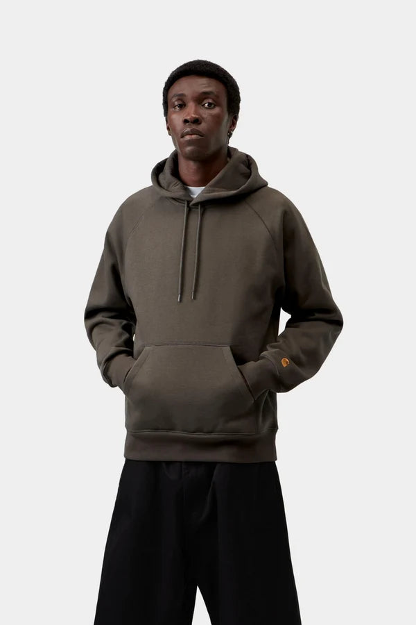 Carhartt WIP - HOODED CHASE SWEAT - SHUNGITE / GOLD