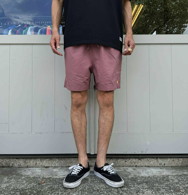 Carhartt WIP - CHASE SWIM TRUNKS - DUSTY PINK/GOLD