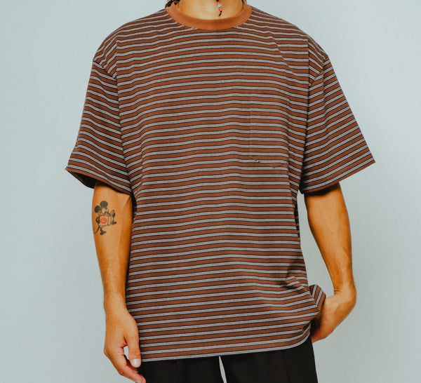 BIGMIKE - PIN BODER SUNGLASSSE POCKET S/S TEE - BROWN×NAVY
