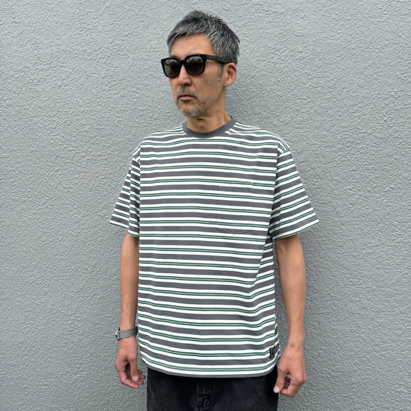 BIGMIKE - BORDER SUNGLASS POCKET S/S T-SHIRT - CHA x GRN x WHT