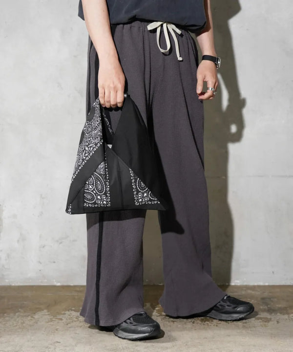 THRIFTY LOOK - HAV-A-HANK TRIANGLE SMALL TOTE - BLACK