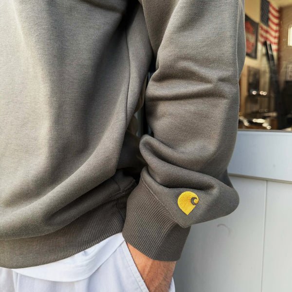 Carhartt WIP - CHASE SWEAT - SHUNGITE / GOLD