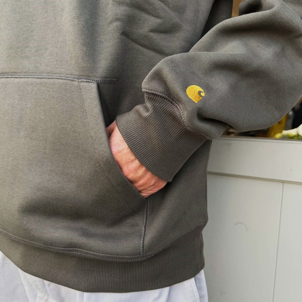 Carhartt WIP - HOODED CHASE SWEAT - SHUNGITE / GOLD