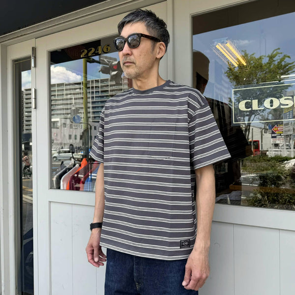 BIGMIKE - DOUBLE BODER SUNGLASSSE POCKET S/S TEE - CHACOAL×WHITE
