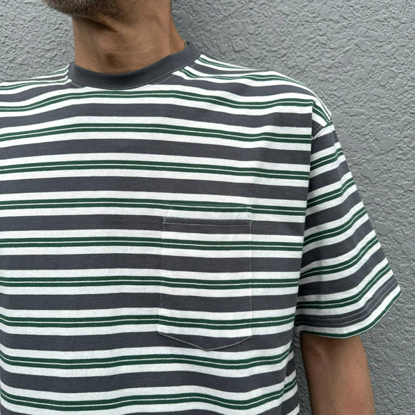 BIGMIKE - BORDER SUNGLASS POCKET S/S T-SHIRT - CHA x GRN x WHT