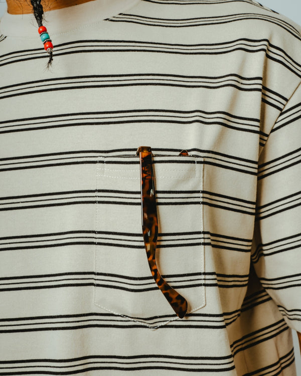 BIGMIKE - DOUBLE BODER SUNGLASSSE POCKET S/S TEE - SAND×BLACK