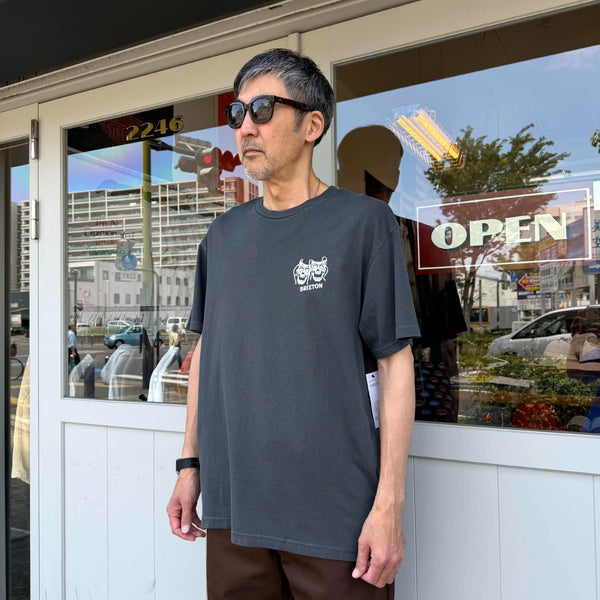 BRIXTON - SMILE ALWAYS S/S STT - BLACK WORN WASH