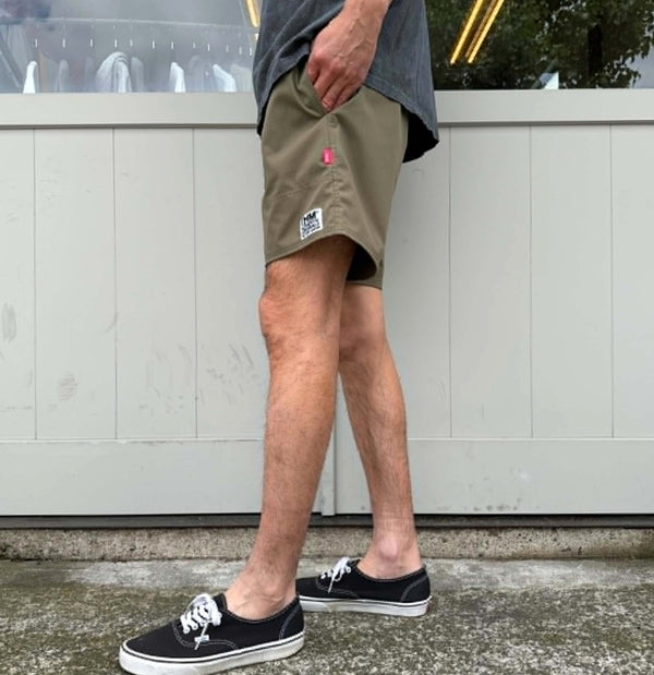 THE HARD MAN - THM STANDARD SHORTS - KHAKI